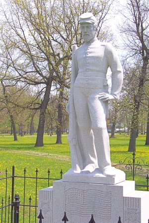 Statue of Civil War soldier with belt about his coat.